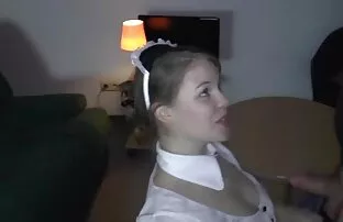 XXX Kvinnan framför en godtrogen hon satte en främling svensk porrfilm amatör i naturen