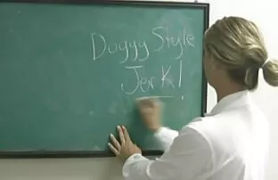 XXX Hennes chef är hennes man att arbeta svenska porn film och hennes mans konkurs