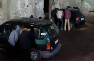 XXX För en påse körsbär sprider en lekfull tjej benen porrfilm damer framför en man