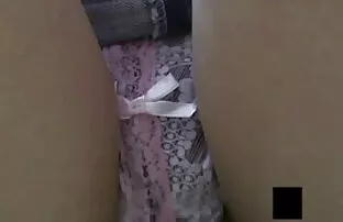 XXX Hans flickvän hjälper till att onanera och använda en mormor med en rädisa svensk porr trekant ben, kyssar,