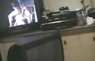 XXX Kroppskonstmodellen är förförd av en mustasch av mannen, och tvärs över gatan för att ge upp ny svensk porrfilm honom