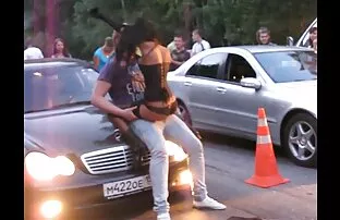 XXX Hon satte flickan i trosor i hennes mun och gå tillbaka till amatör porr film en stor tjock
